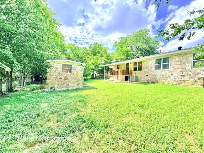 Building Photo - Spacious 5 Bedroom, 3 bath