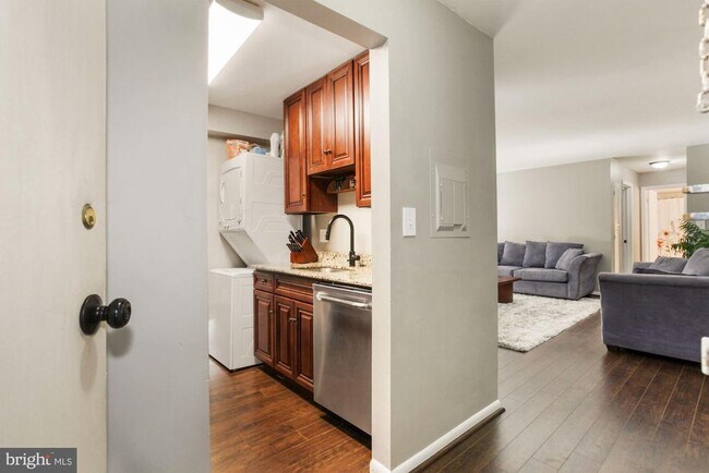 Building Photo - 1541 Colonial Dr