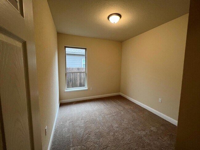 Building Photo - 704 Falkland Trace