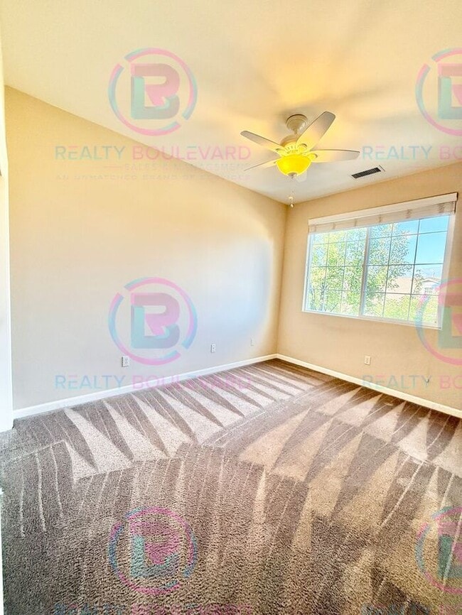Building Photo - Beautiful townhome in South Meadows! 3-bed...