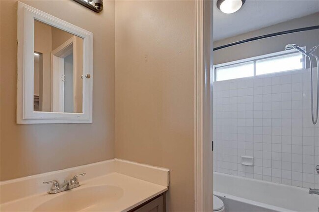 Building Photo - 2411 Country Pl Dr