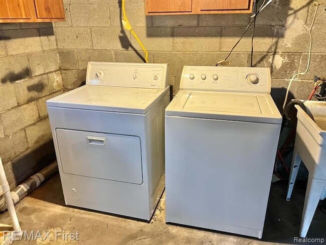 Building Photo - 118 Potter Ave