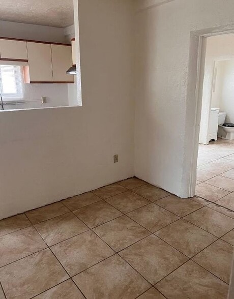 Building Photo - 204 E Palmdale St