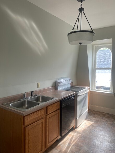 Building Photo - 1108 W 4th St