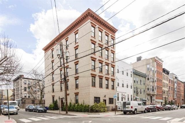 Building Photo - 333 Monroe St