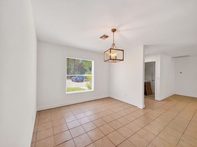 Building Photo - Annual rental offering privacy and space on 1.14 acres in Naples!