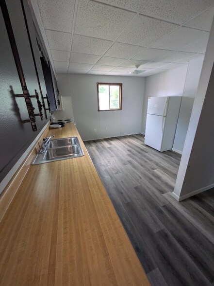 Building Photo - 209 W Oak St