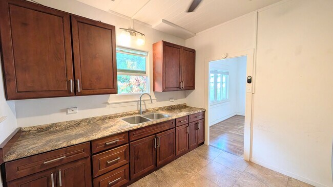 Building Photo - 3609 Leahi Ave