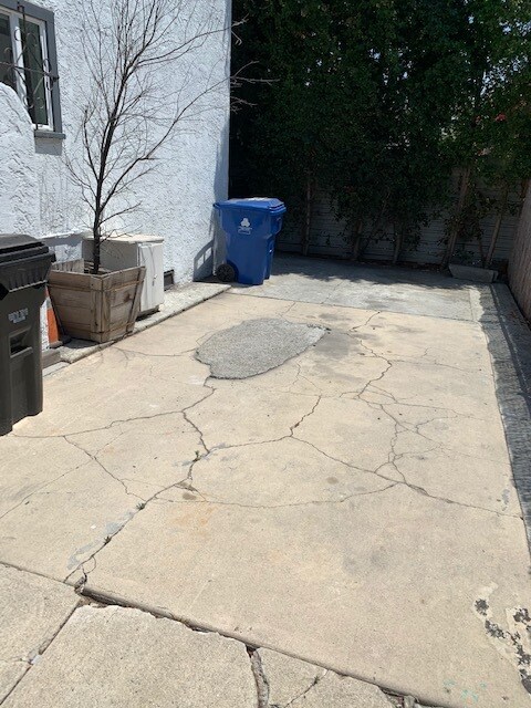 on property parking tandem - 4308 Lockwood Ave