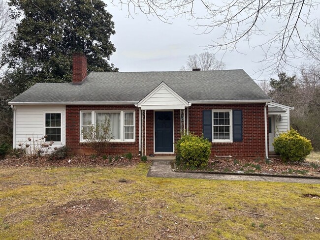 Building Photo - 3-4 bed, 2 bath with full basement in Asheboro