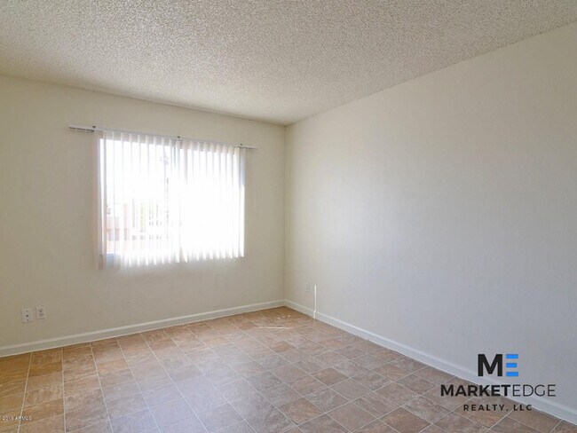 Building Photo - 2Bed/1Bath House at 48th/Broadway! JOIN TH...