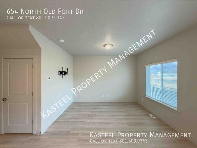 Building Photo - 654 N Old Fort Dr