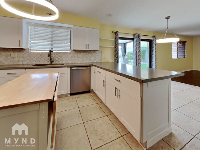 Building Photo - 17323 E Rosita Dr