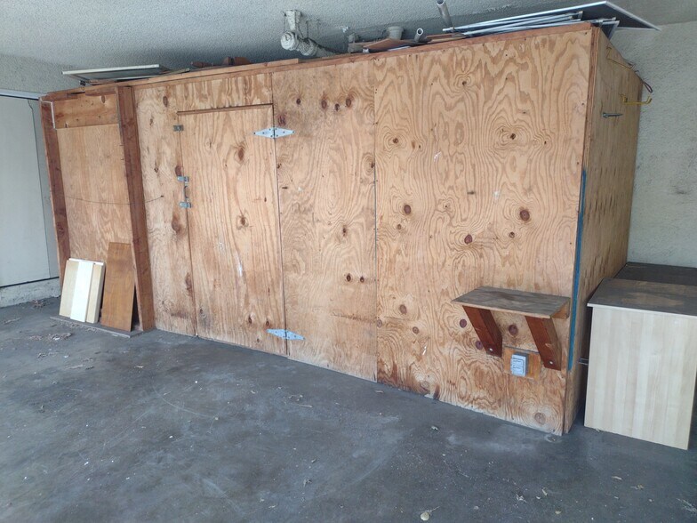 Building Photo - 5837 Oak Ave