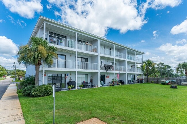 Building Photo - Waterfront Condo!