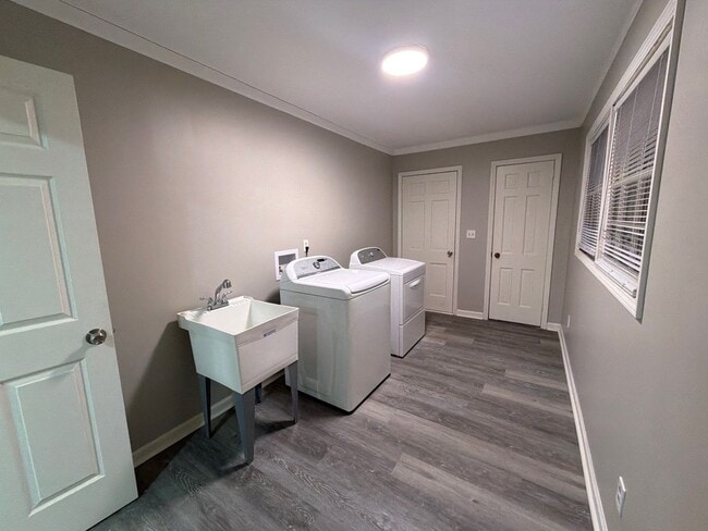 Building Photo - 4019 Piedmont Dr SE