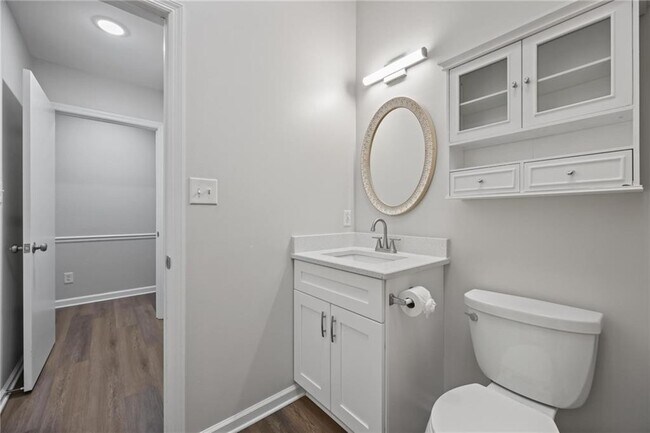 Building Photo - 410 Hickory Walk