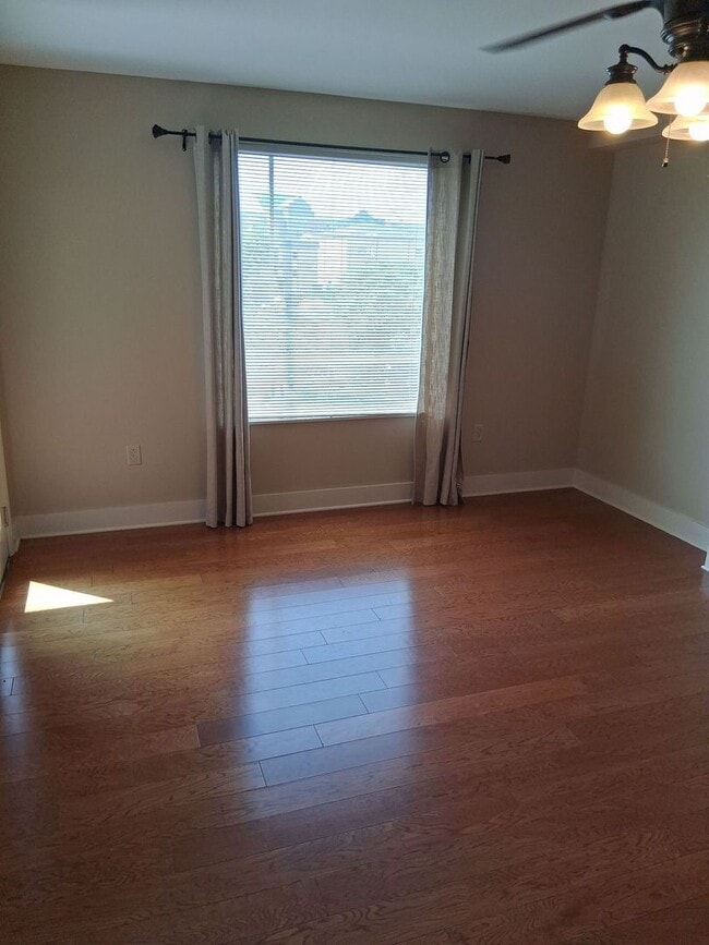 Building Photo - Lake Plaza Condominiums Unit #802: 3bed/2bath Available FALL 2026 - Move in 8/13/26! $3300/month ...