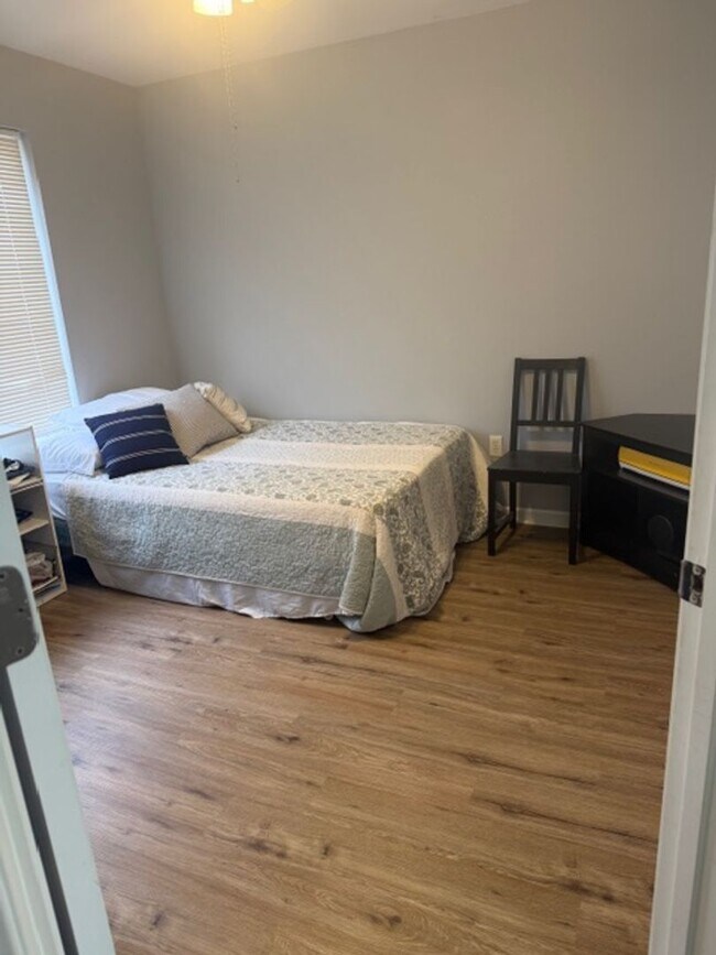 Building Photo - Beautiful 3/2 Avaliable April 20th