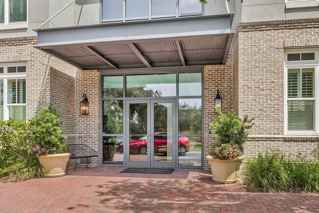 Building Photo - 200 River Landing Dr