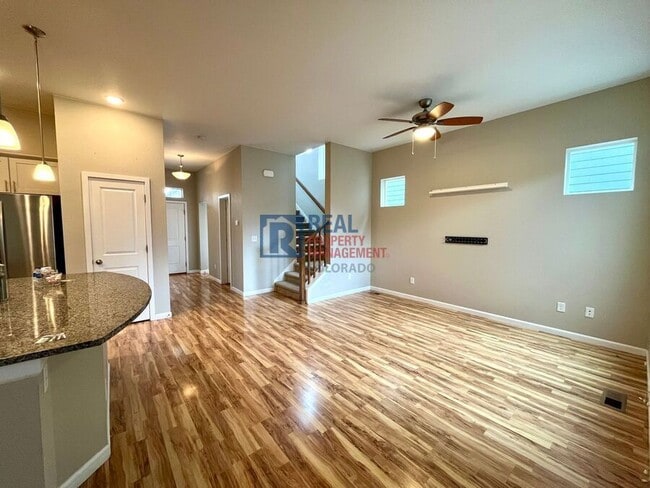 Building Photo - 1341 Solitaire St