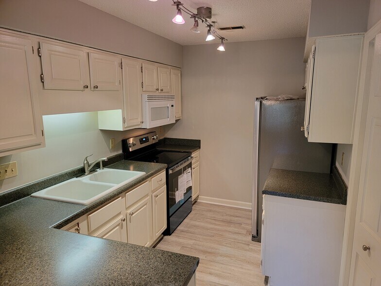 Building Photo - 5009 Sharon Rd