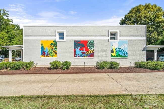 Primary Photo - 604 E Iredell Ave