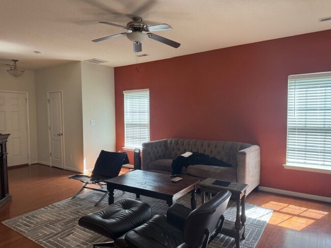 Building Photo - Beautifully Maintained 3-Bedroom Townhome ...