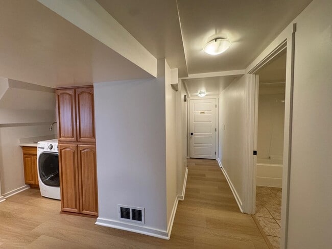 Building Photo - Warm & cozy 5 bed 2.5 bath home in the hea...