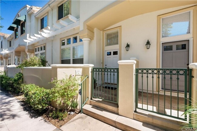 Building Photo - Amazing Downtown Torrance! - 3 bd / 2.5 ba...