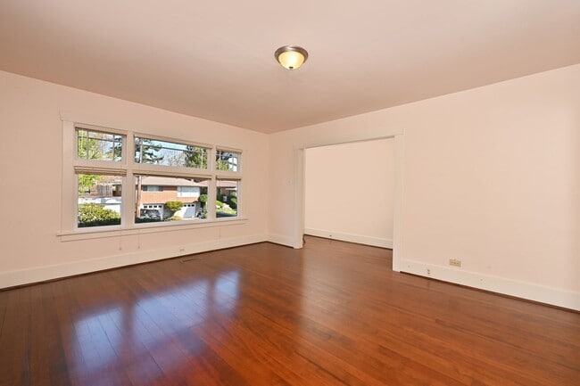 Building Photo - Charming 1BR/1BA Main Floor View Unit in Desired Neighborhood (Sunset Hill)