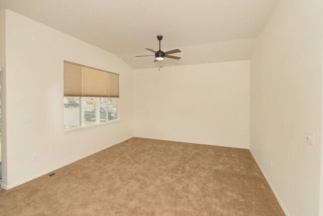 Building Photo - 3 Bedroom 2 Bath Ranch-Style Home