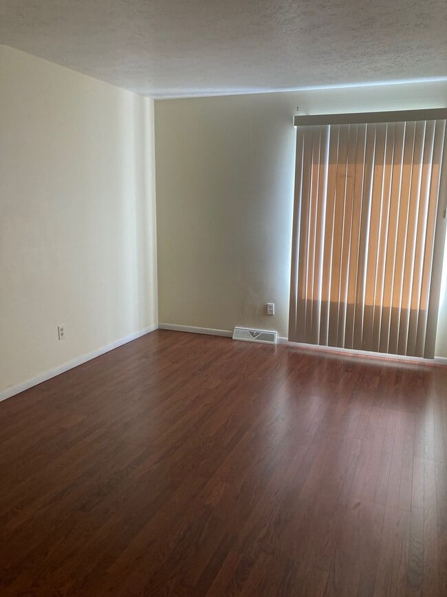 Building Photo - Condo for Rent Richmond Heights