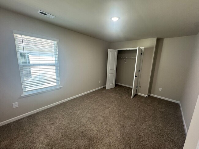 Building Photo - Move In Ready 4BR/2.5BA Home located in Stoneygreen Community