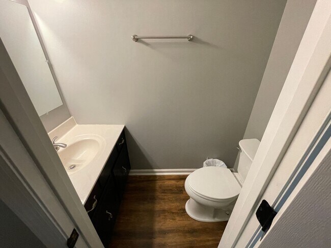 Building Photo - Great Townhome Convenient Location