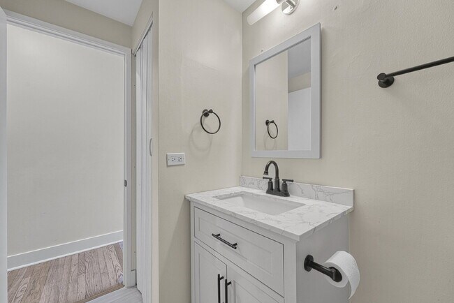 Building Photo - $1,550.00, 1 bed1 bath Updated Condo located in the heart of Denver