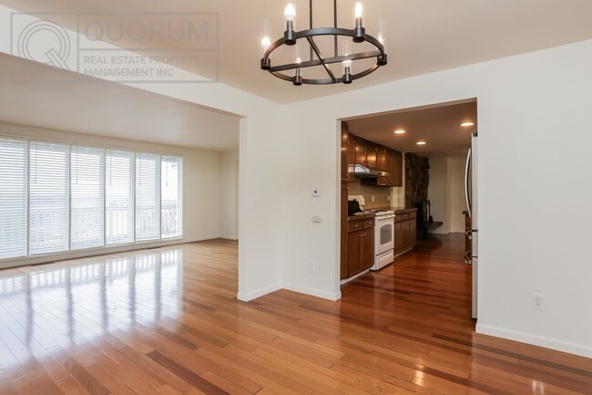 Building Photo - Beautiful 4 Bed 2 Bath House