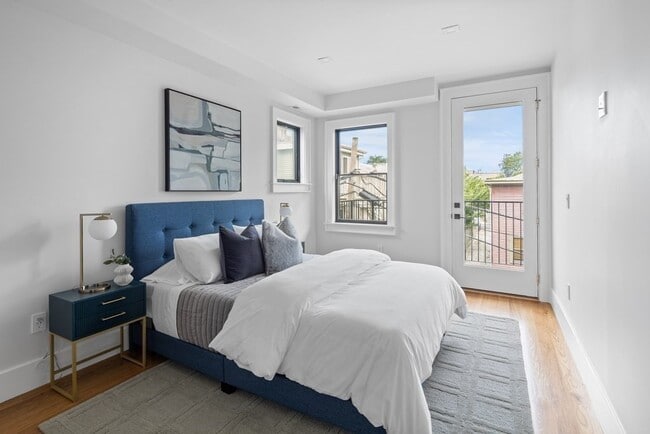 Building Photo - 532 E 3rd St