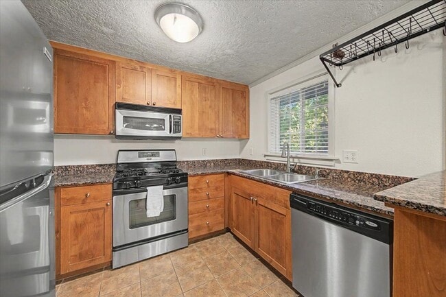 Building Photo - 407 Village Ln