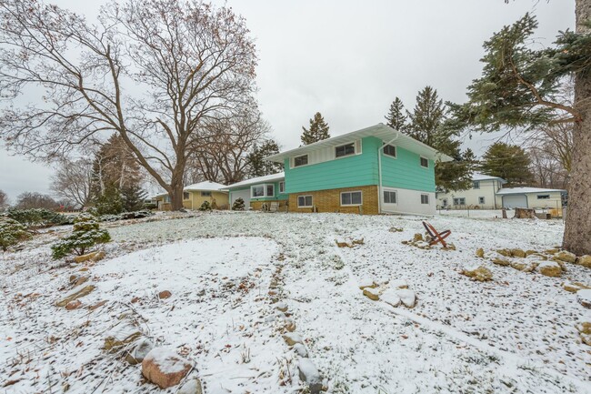Building Photo - Great Roseville Home, Moundsview Schools, ...
