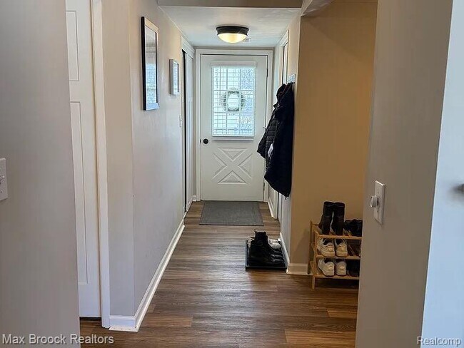 Building Photo - 42556 Plymouth Hollow Dr