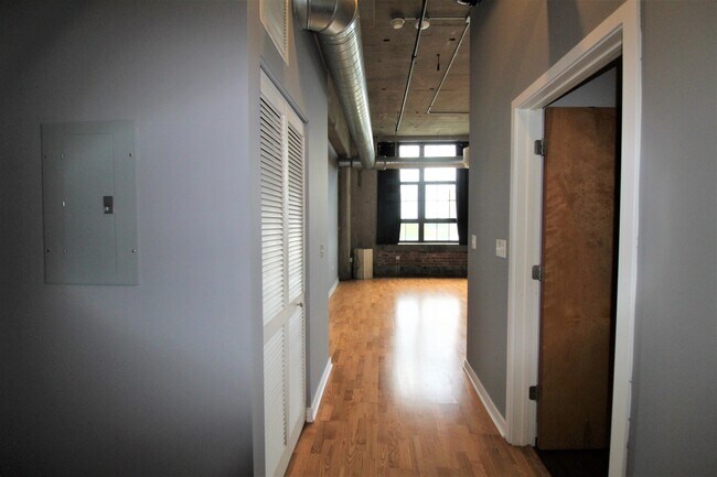 Building Photo - 3963 W Belmont Ave