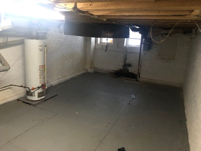 Building Photo - 2 Bedroom 1 Bath with Den Townhouse in Baltimore City