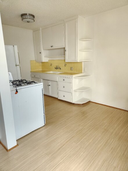 Building Photo - 1093 S Orange Dr