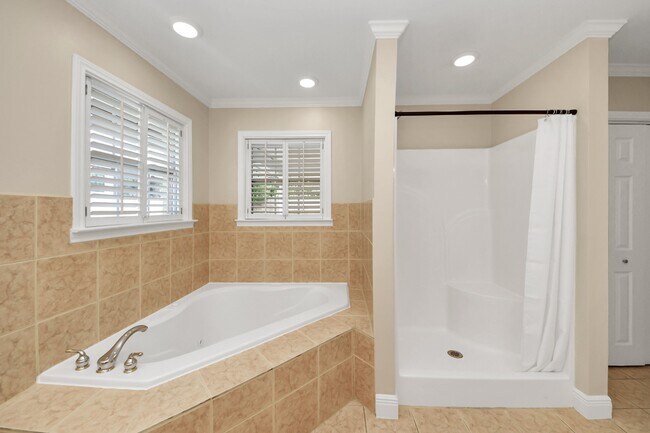 Building Photo - 2215 Gardenia Dr