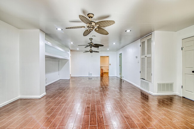 Building Photo - 8613 Kingsway Dr
