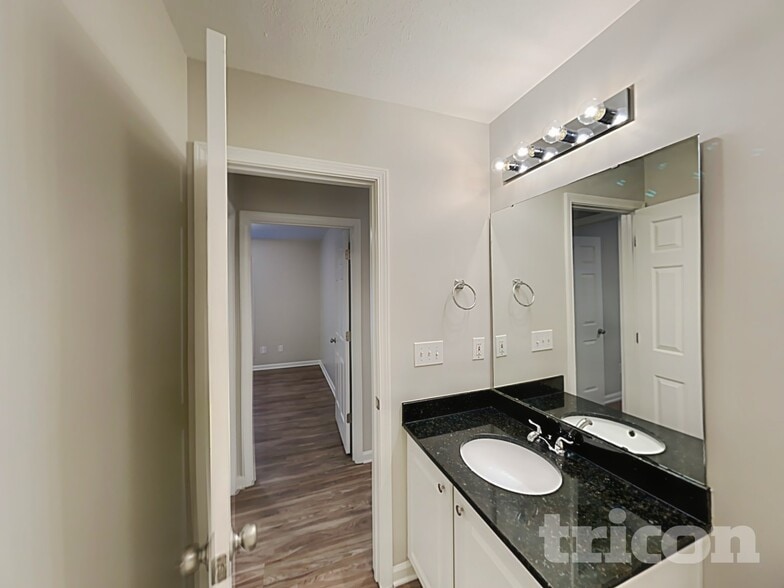 Building Photo - 800 Maryfield Dr