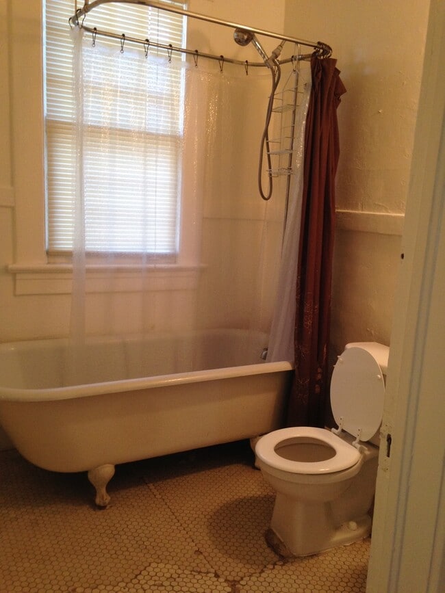 Building Photo - 2BD/2BTH Home Available with Off Street Parking