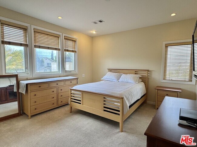 Building Photo - 458 S Clark Dr