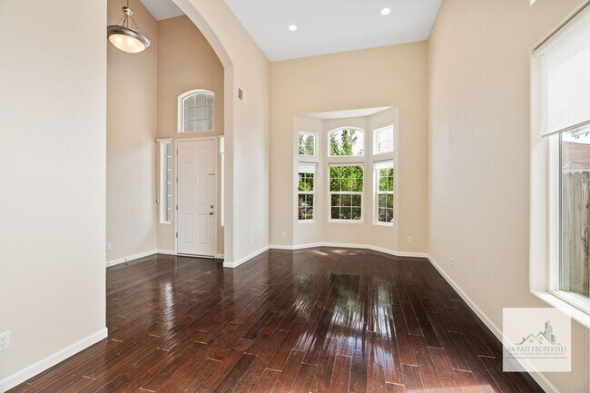 Building Photo - Beautiful 4 Bedroom 3 Bath Home with Solar in Northeast Fresno!